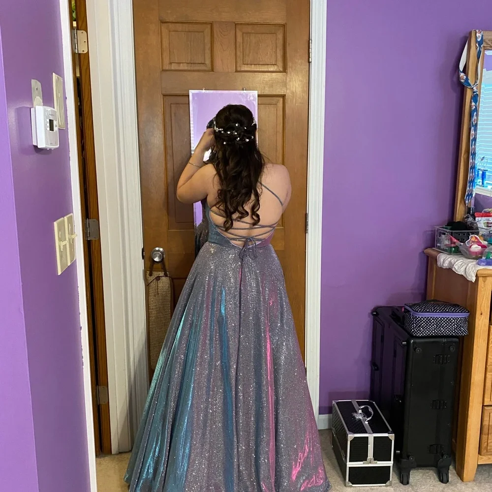 Beautiful prom dress! Shimmers in light. - Picture 5 of 6